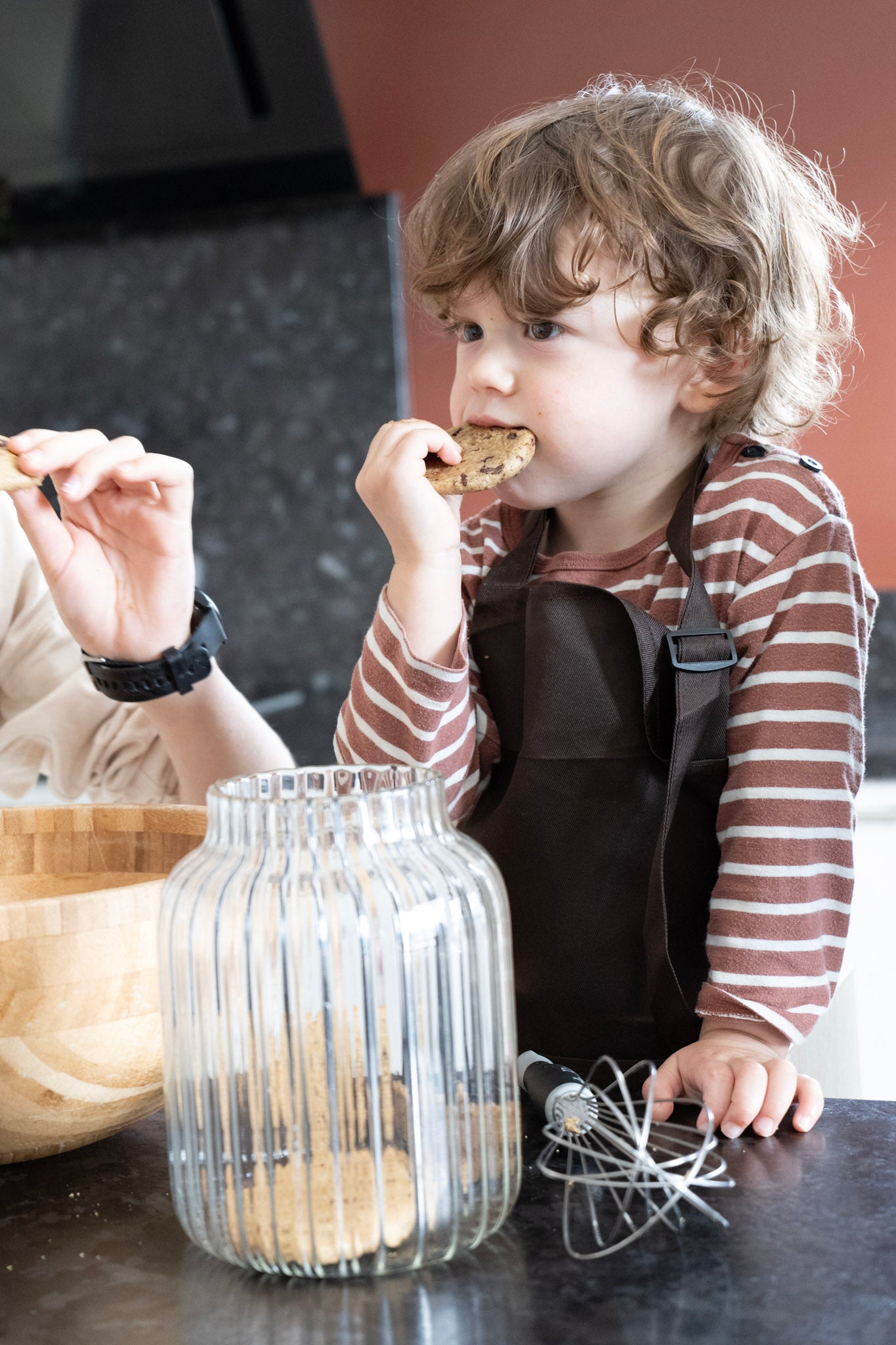 Enfant qui mange un cookie sans sucre Hopopote